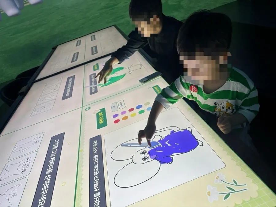 색칠할 수 있는 네 가지 캐릭터 선택 화면