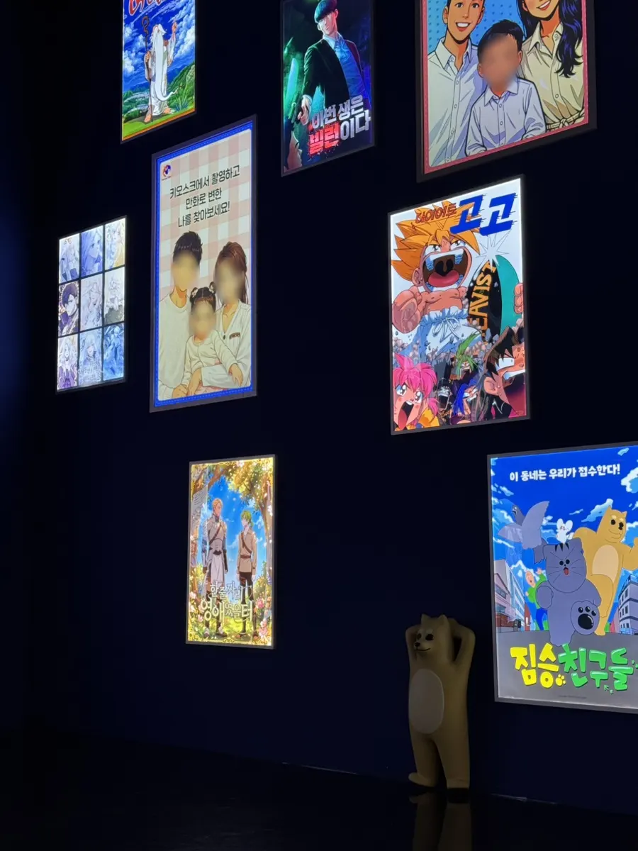 그림 색칠 체험에 집중한 아이