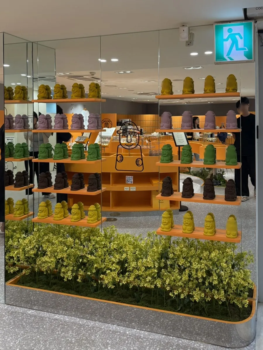Display of Harubang Sand made with tangerine and Udo peanuts