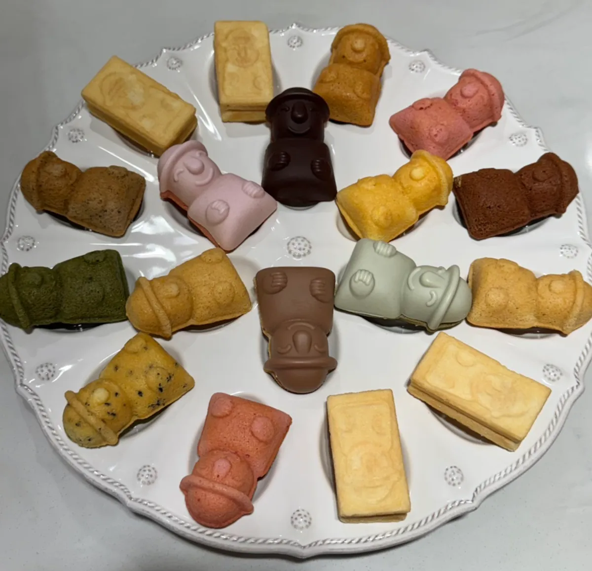 Smiling-faced dol hareubang-shaped Harubangne madeleine
