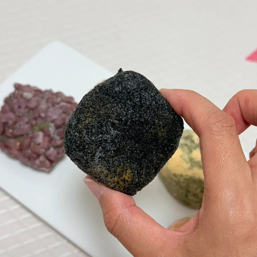 접시에 담은 오메기떡 여러 맛