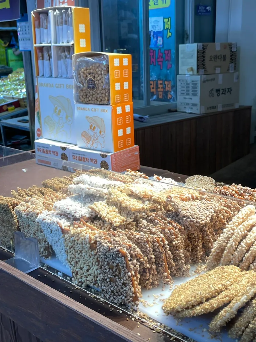 Cheongchuni Oranda exterior and display area