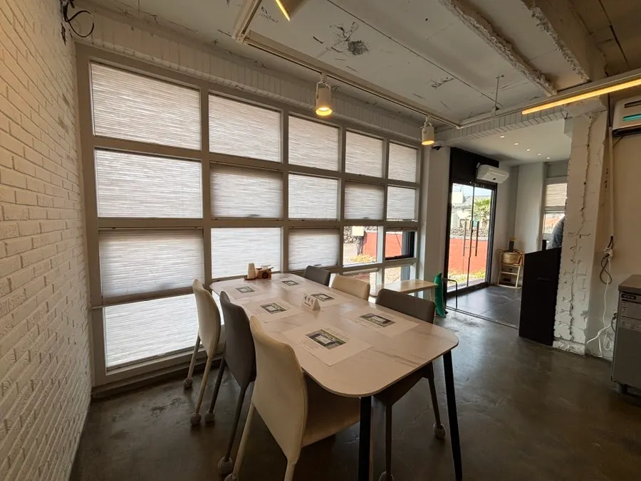 Window seats with large windows at Woljeongri Galbibap
