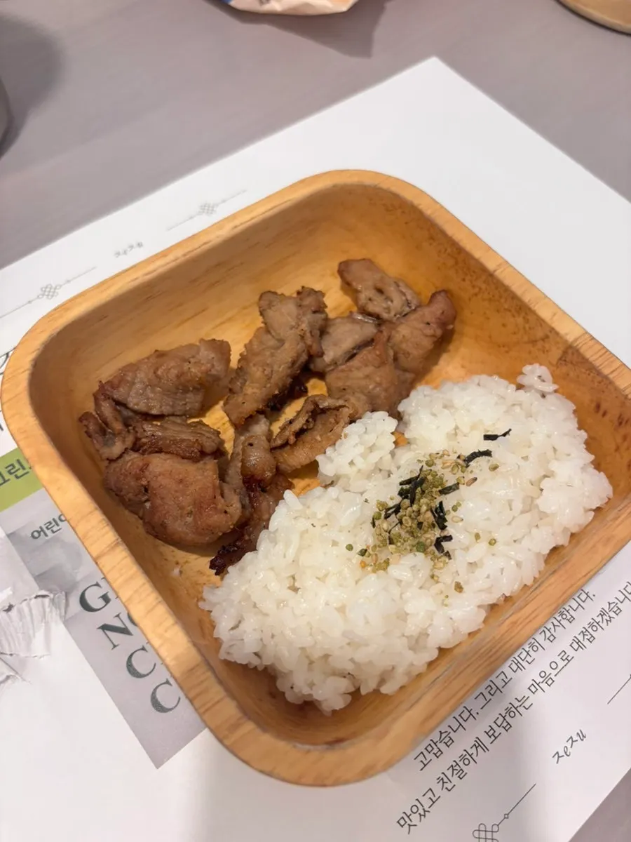 아이와 함께한 식사 테이블