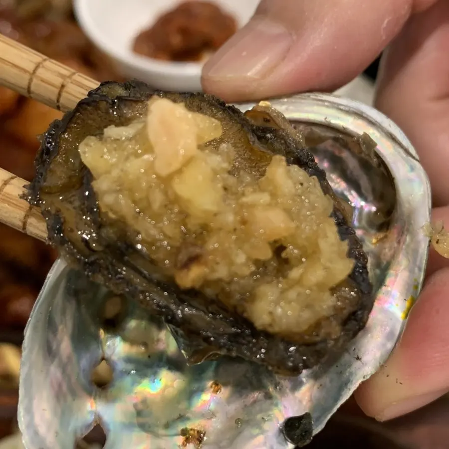 버터 향이 도는 전복구이 접시