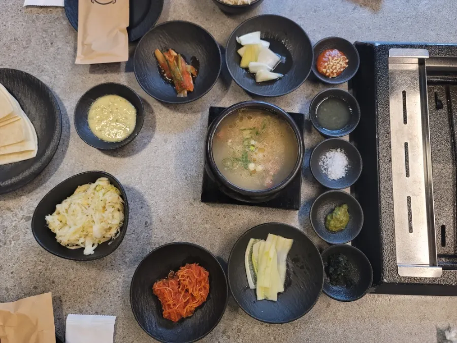 반찬과 소스로 차려진 기본 상차림