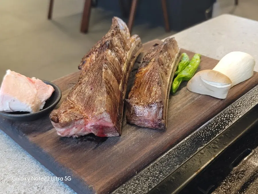 초벌된 짚불 우대갈비와 버섯, 꽈리고추