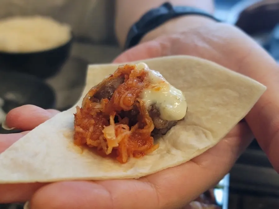 또띠아에 올린 두툼한 우대갈비