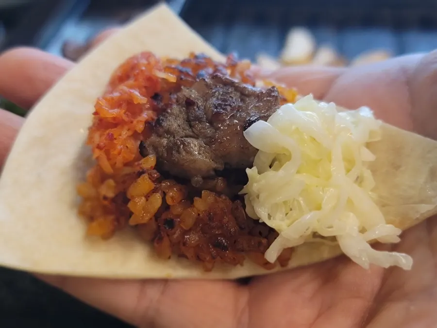 소스를 곁들인 또띠아 갈비쌈