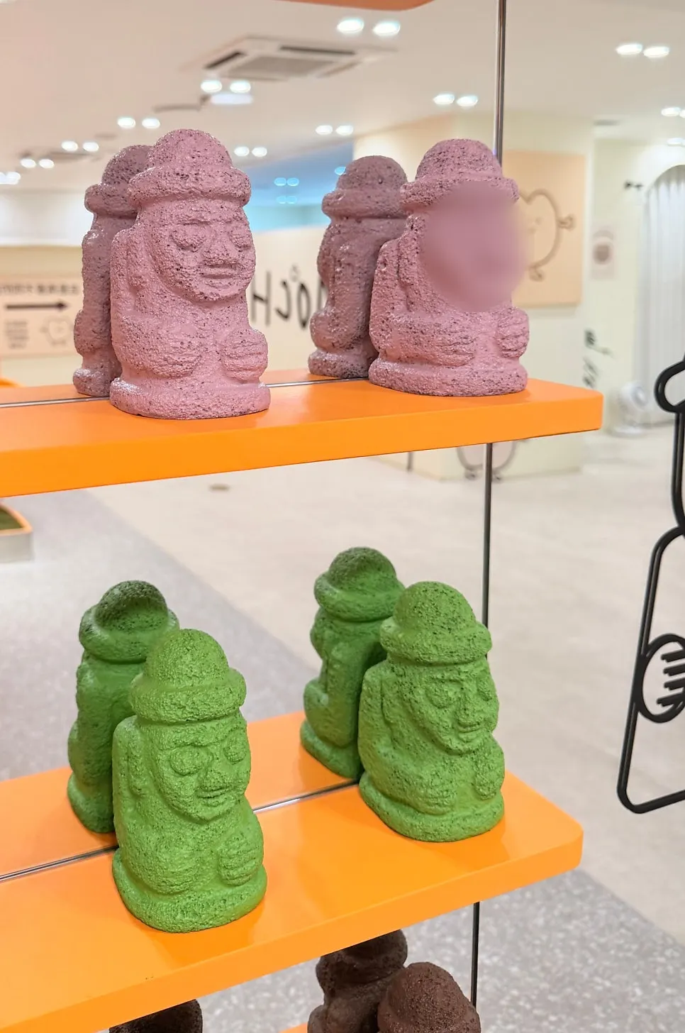 면세점 정문 앞에서 찍은 사진