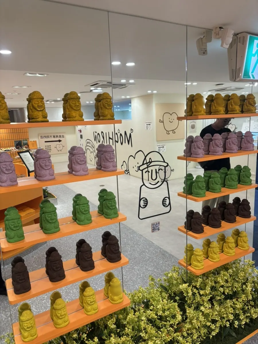 Display shelf of hareubang-shaped Harubangne madeleines