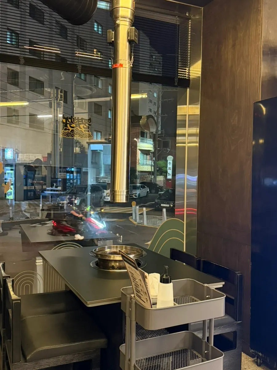 Trendy interior atmosphere at Dolgyeok Hanwoo