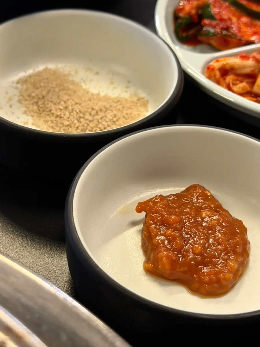 Seasoned lettuce salad and sauces side dishes