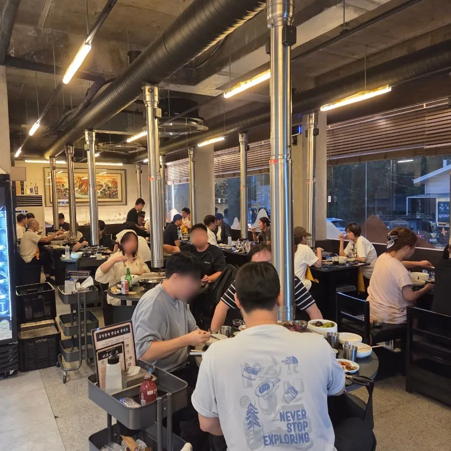 저녁 시간 돌격한우 가게 외관