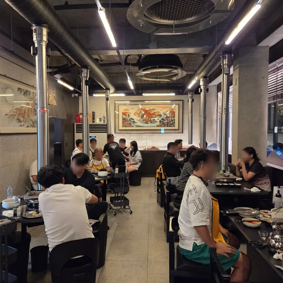 돌격한우 입구와 대기 공간