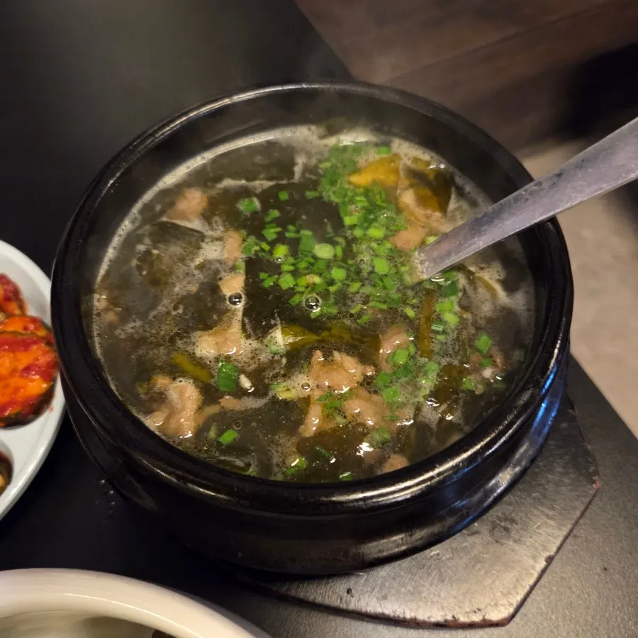 얼음과 물을 섞은 보리소주 한 잔
