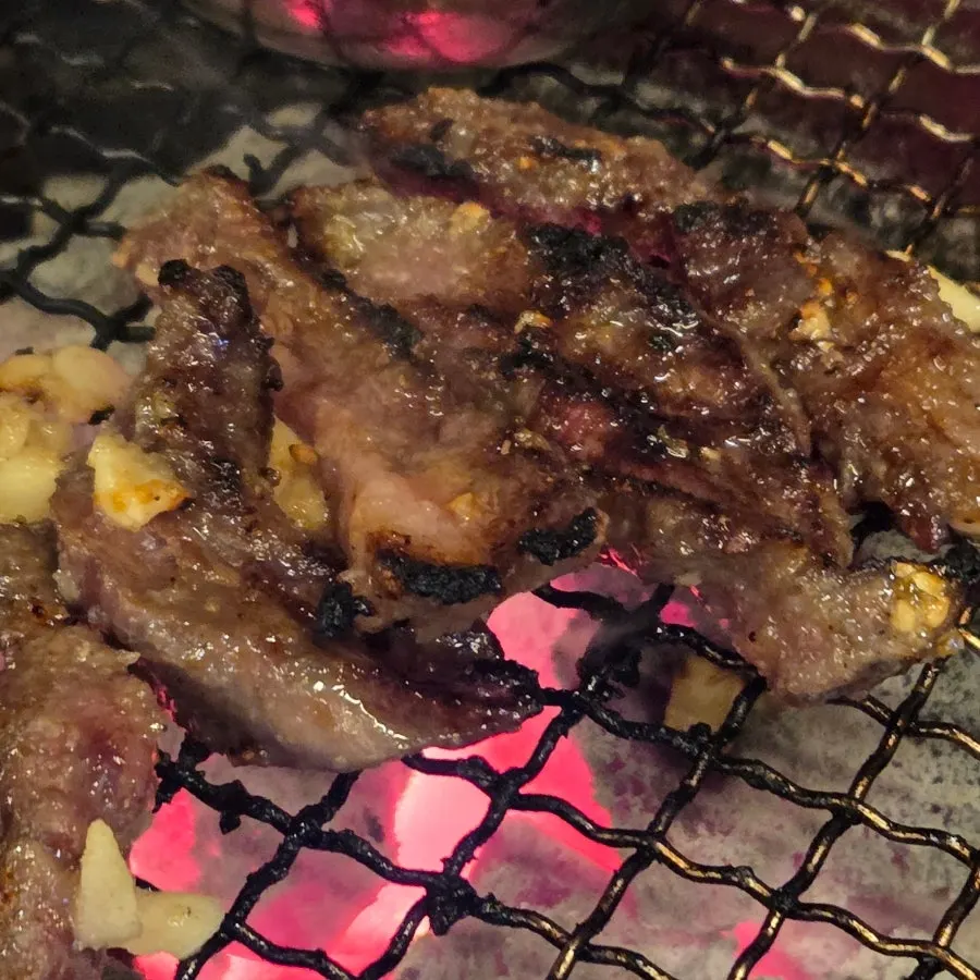 구워진 갈비살 클로즈업