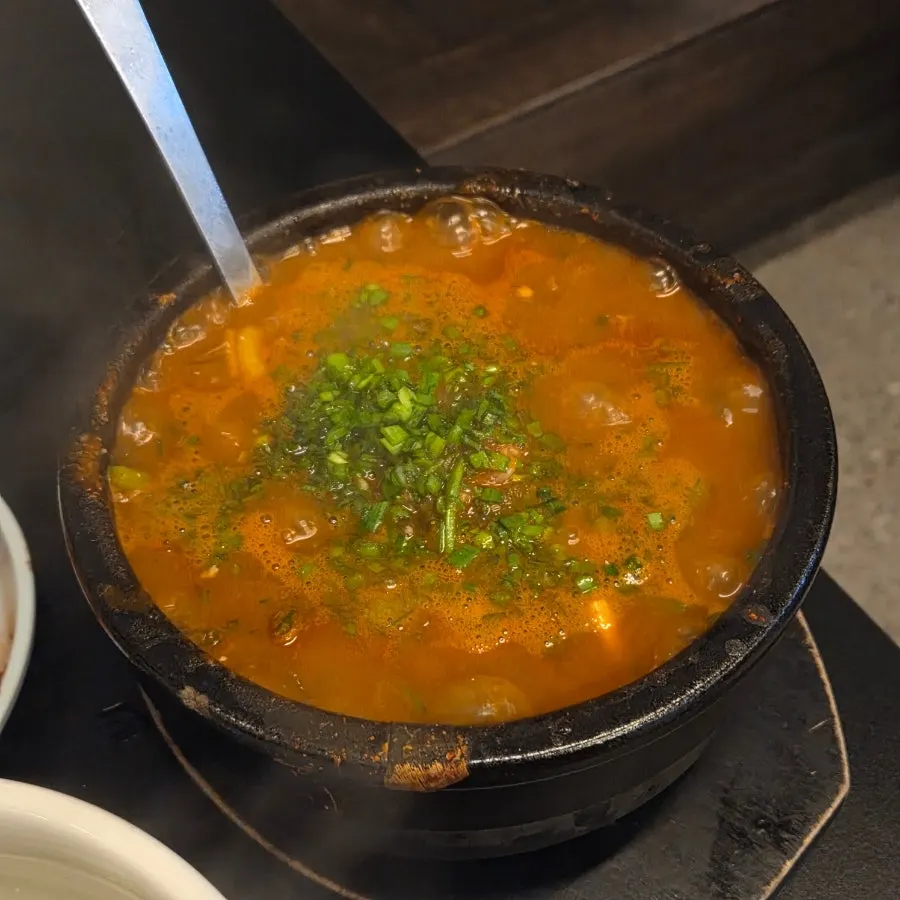 마늘고추간장 소스에 고기를 올린 모습