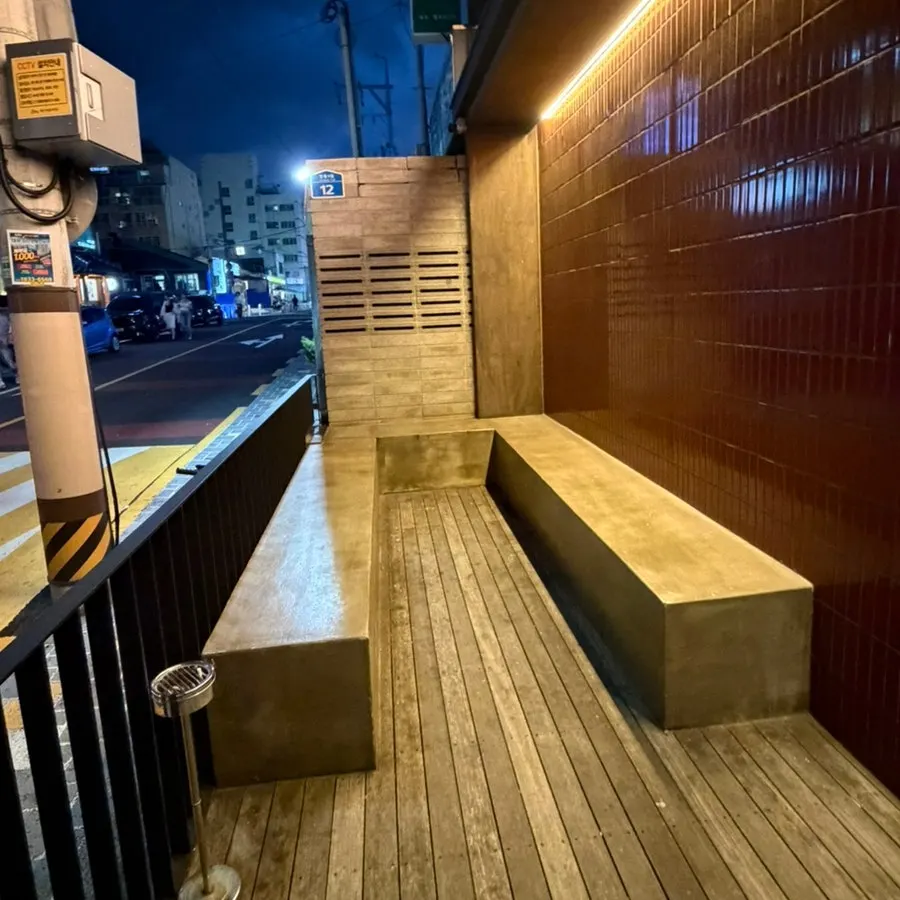 Waiting bench outside the entrance of Dolgyeok Hanwoo