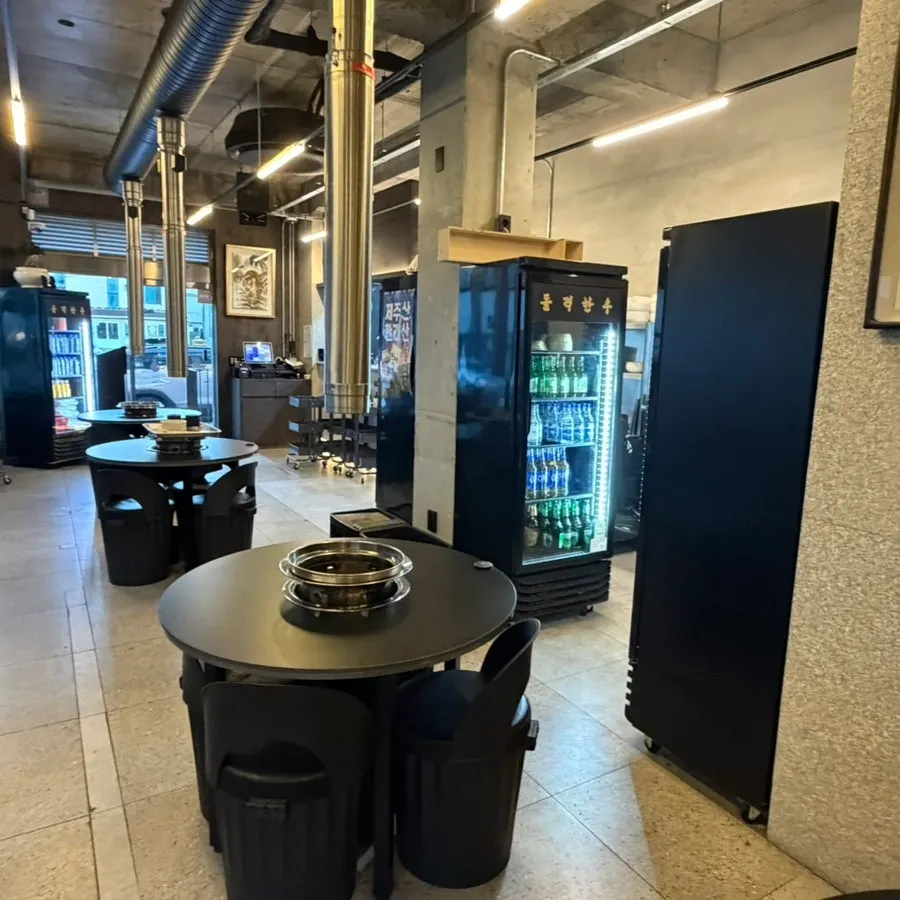 Dining area with round tables at Dolgyeok Hanwoo