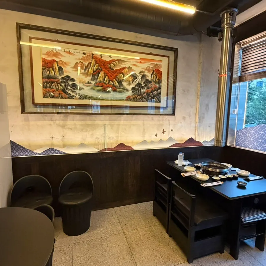 Square table seating at Dolgyeok Hanwoo