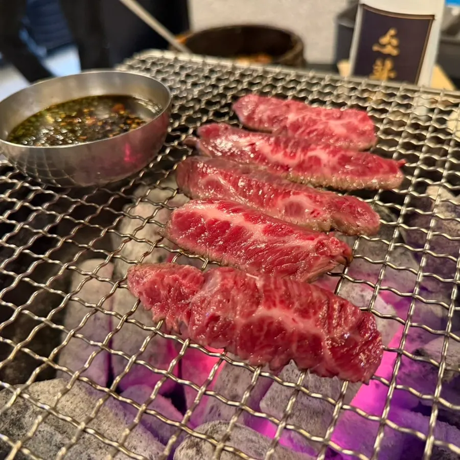 Hanwoo special cuts grilling on the charcoal