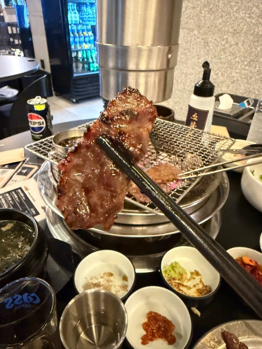 먹기 좋게 익은 마농갈비살 한 점
