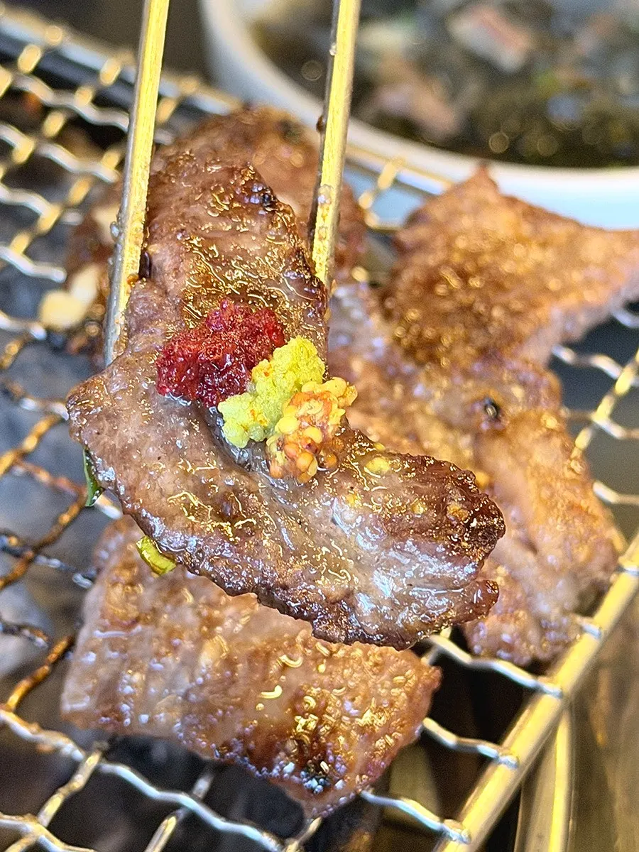 A piece of hanwoo eaten the way the staff recommended