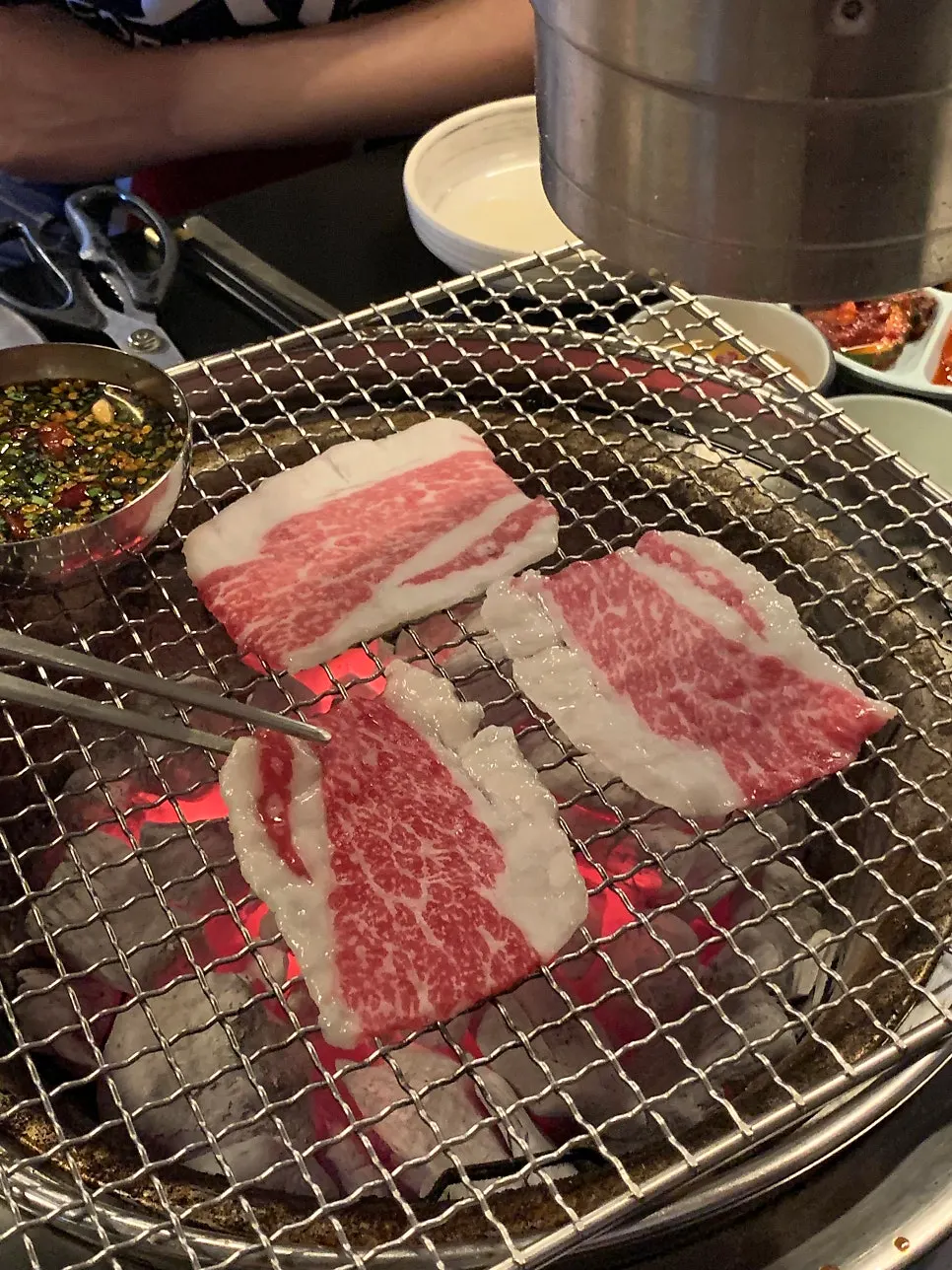 한 접시에 담겨 나온 돌격한우 구이 5종