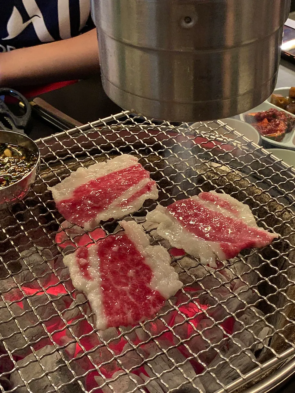 마블링이 선명한 한우 구이 모둠 접시