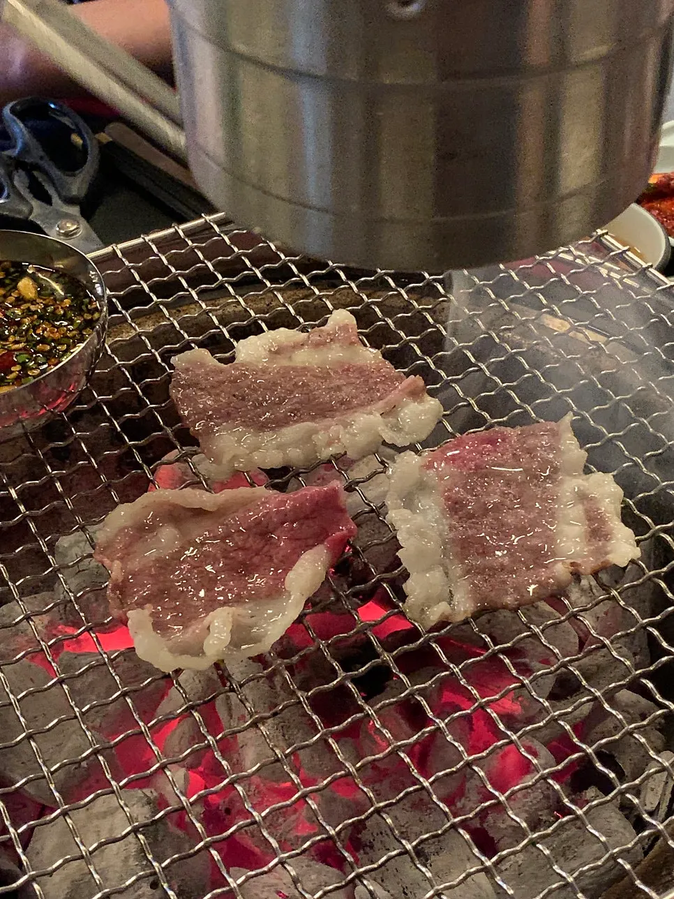 불판에 올린 돌격차돌박이