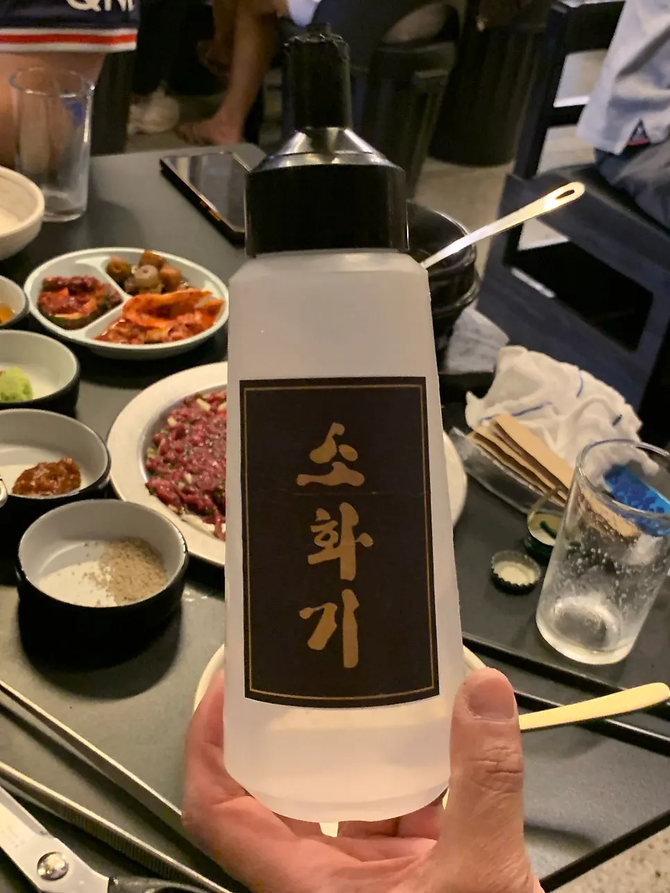 소스 얹어 돌돌 만 차돌박이 한 점
