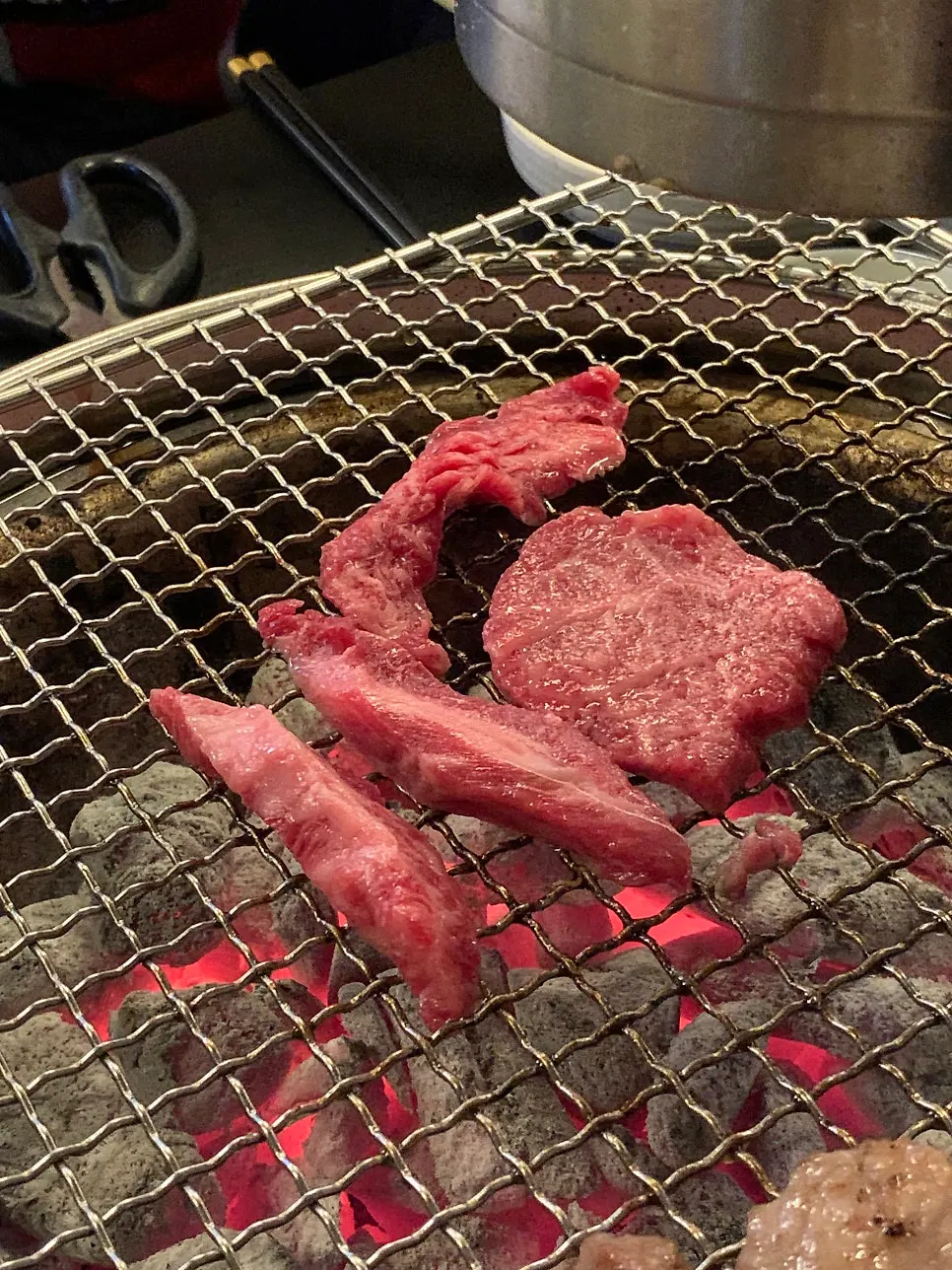 불판 위에서 익어가는 한우 특수부위