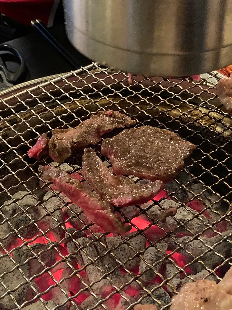 소금에 찍어 먹는 한우 특수부위 한 점