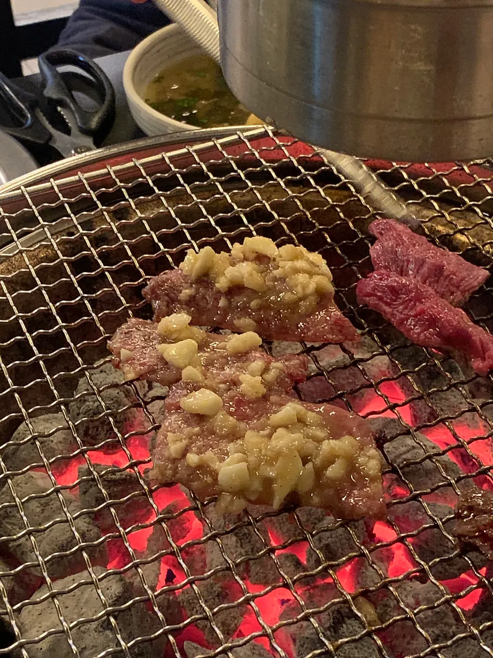 불판에 올린 흑돼지 깍둑목살