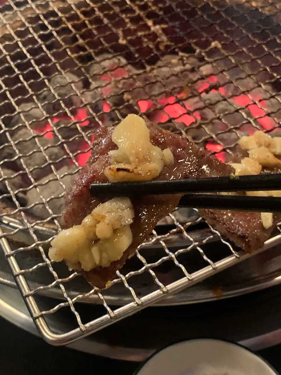 마늘소스로 양념한 마농갈비살 접시
