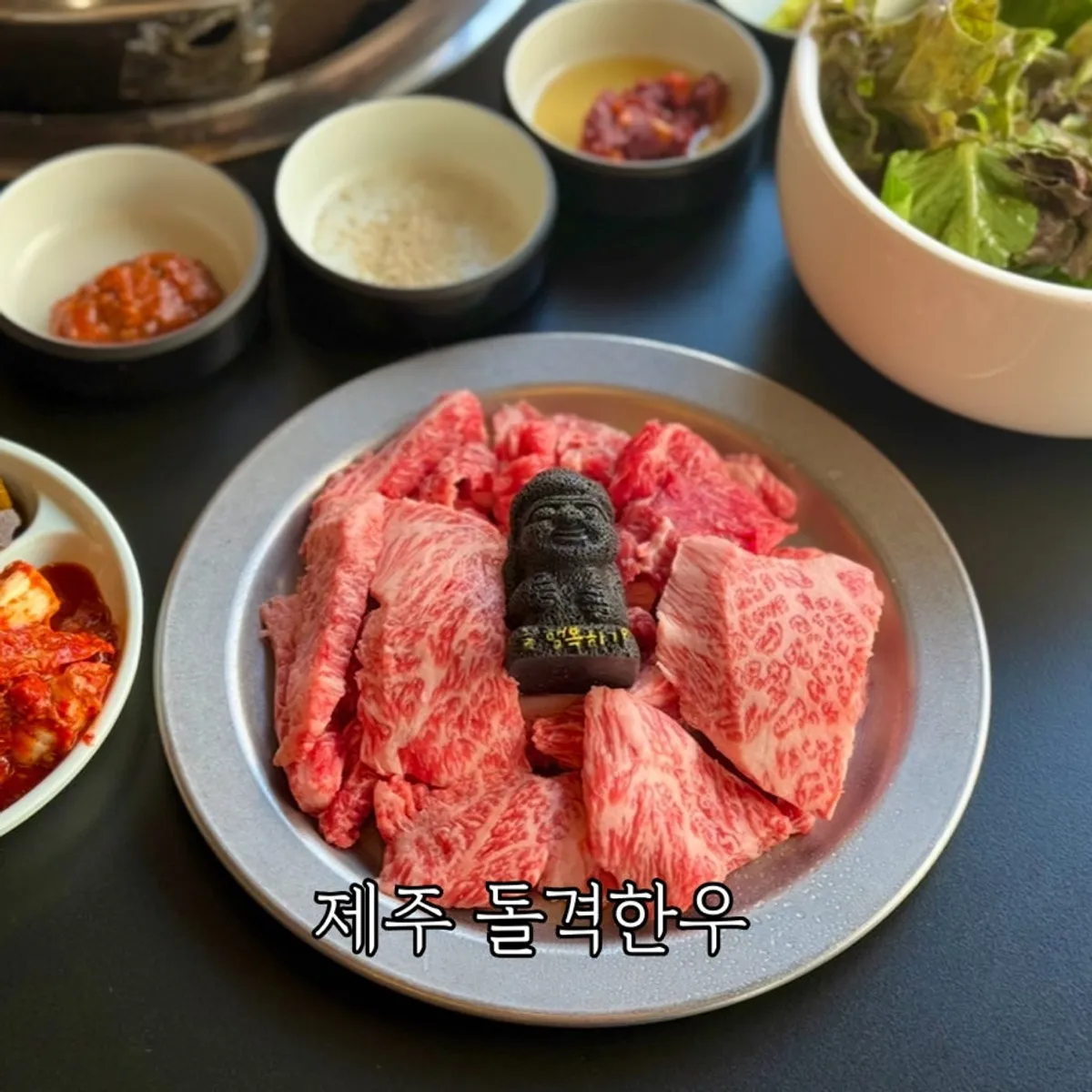 Hanwoo galbisal table setting at Dolgyeok Hanwoo, Jeju