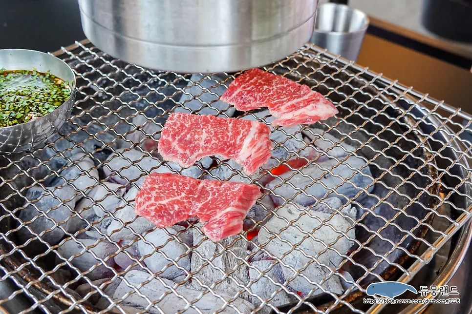접시에 담긴 한우 특수부위