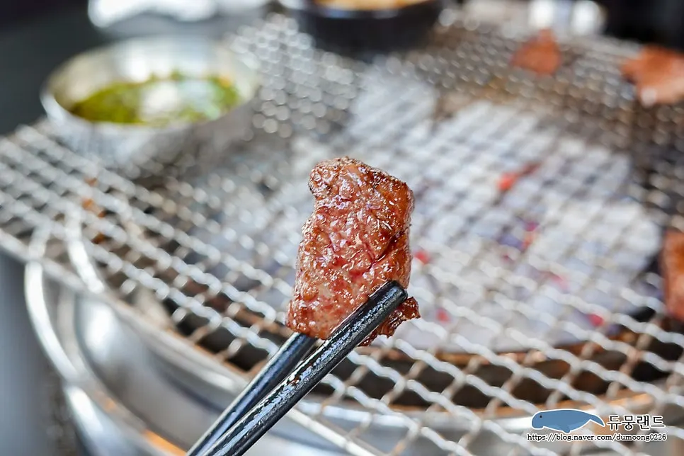 소스를 올린 한우 특수부위 한 점