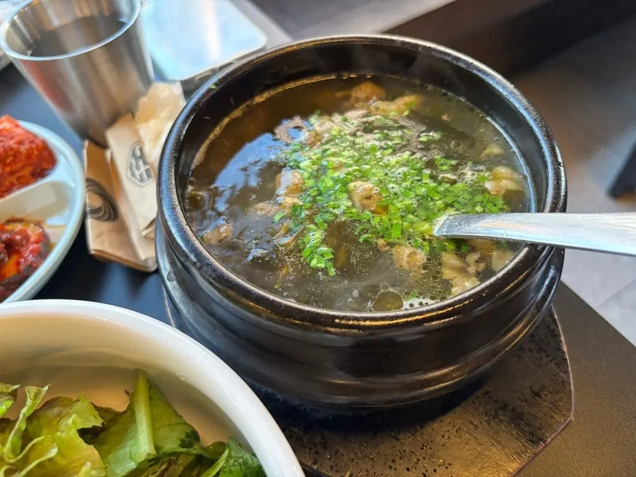 돌격한우 밑반찬과 양념장 구성