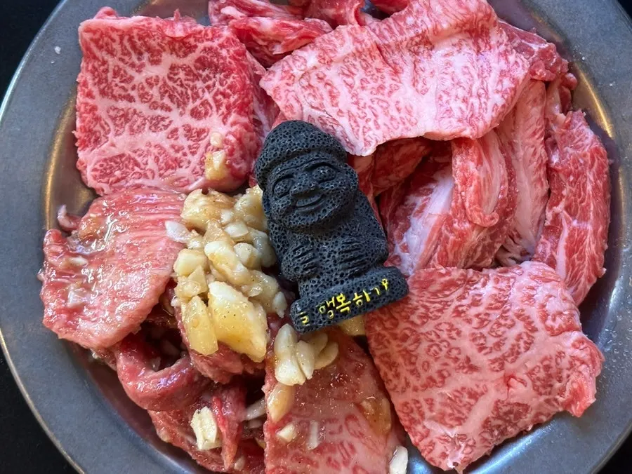 마블링이 고운 1++ 한우갈비살 한 접시