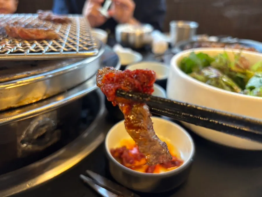 구워낸 한우갈비살 한 점