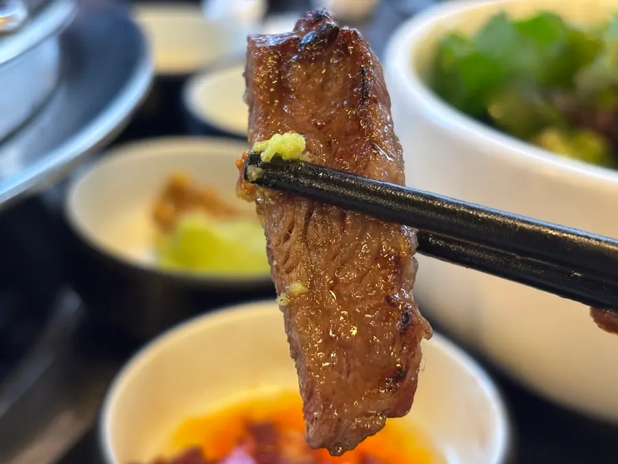 레어로 익은 갈비살 단면