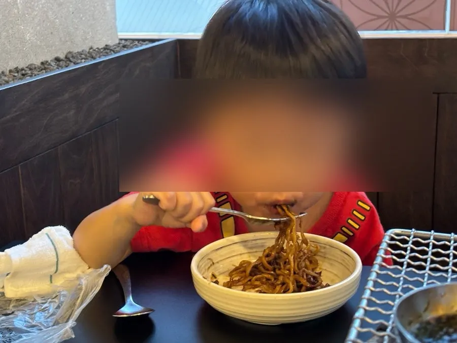 김이 오르는 돌격사천짜장짜파게티