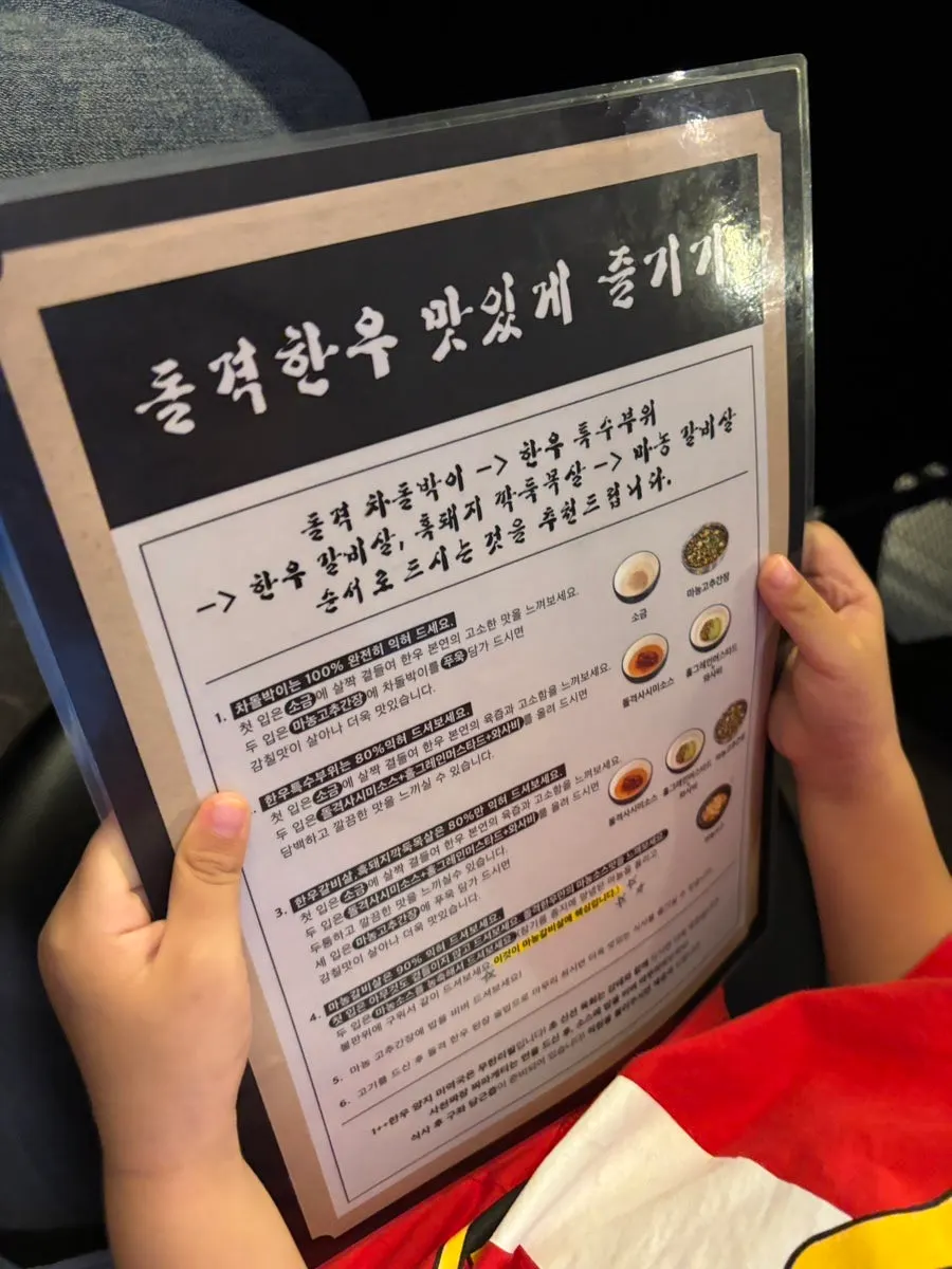 짜파게티를 먹는 아이