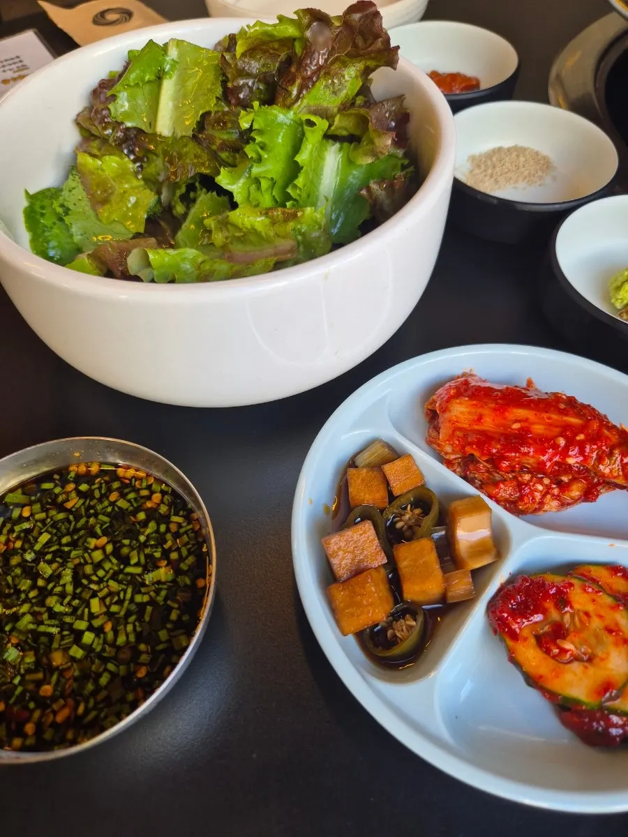 특제 소스와 반찬 구성