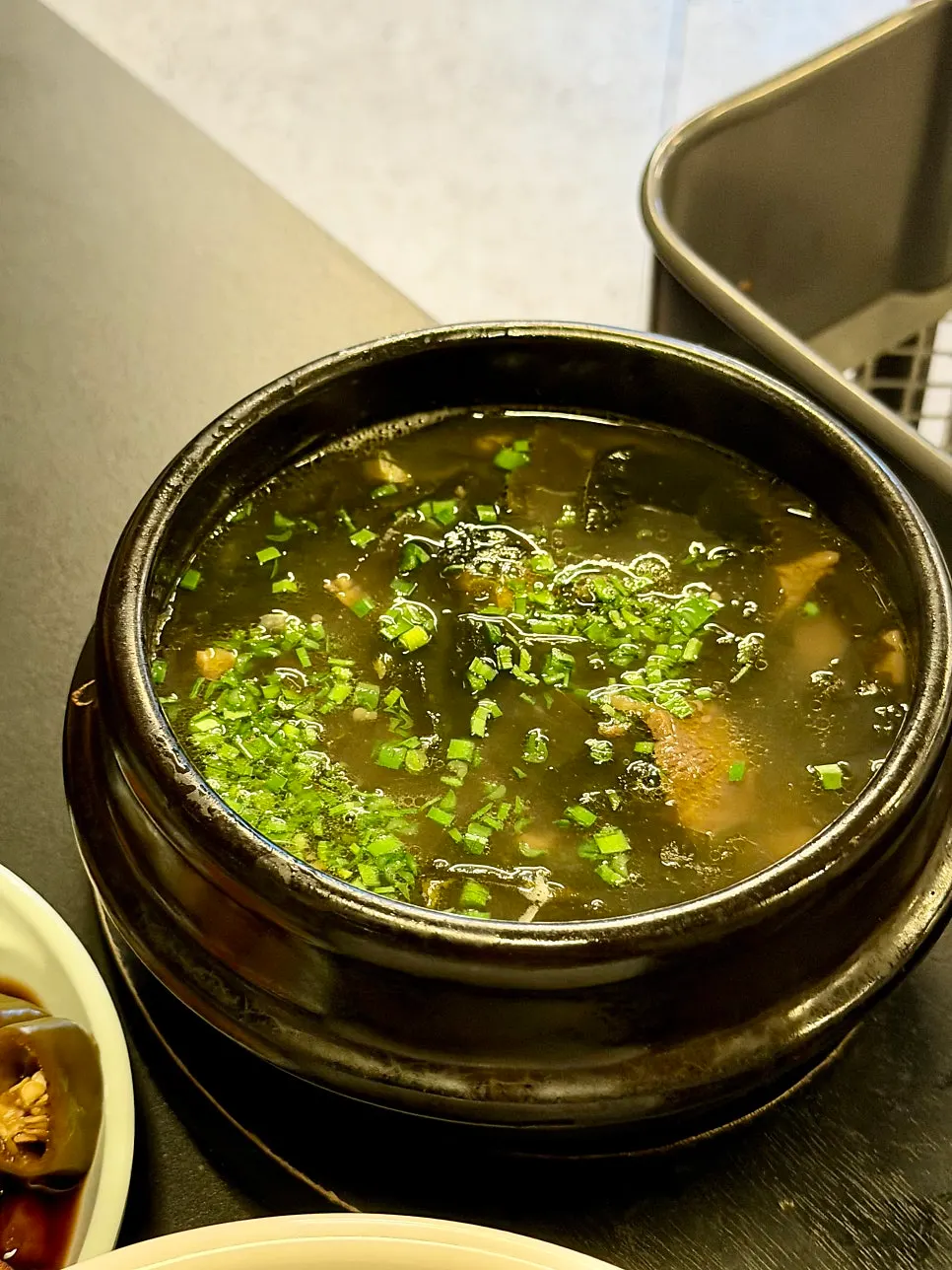 고기와 곁들이는 반찬과 소스 구성