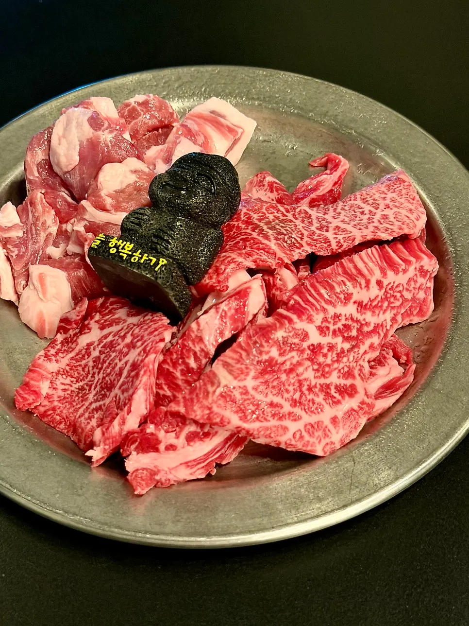 마블링이 살아 있는 한우 갈비살 생고기
