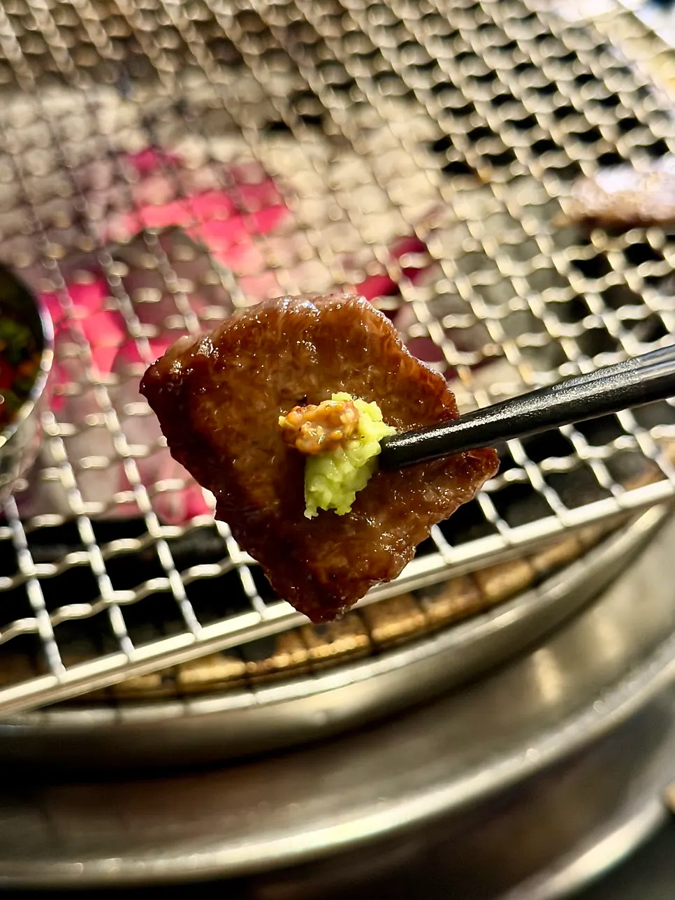 소금만 찍어 맛본 한우 갈비살 한 점