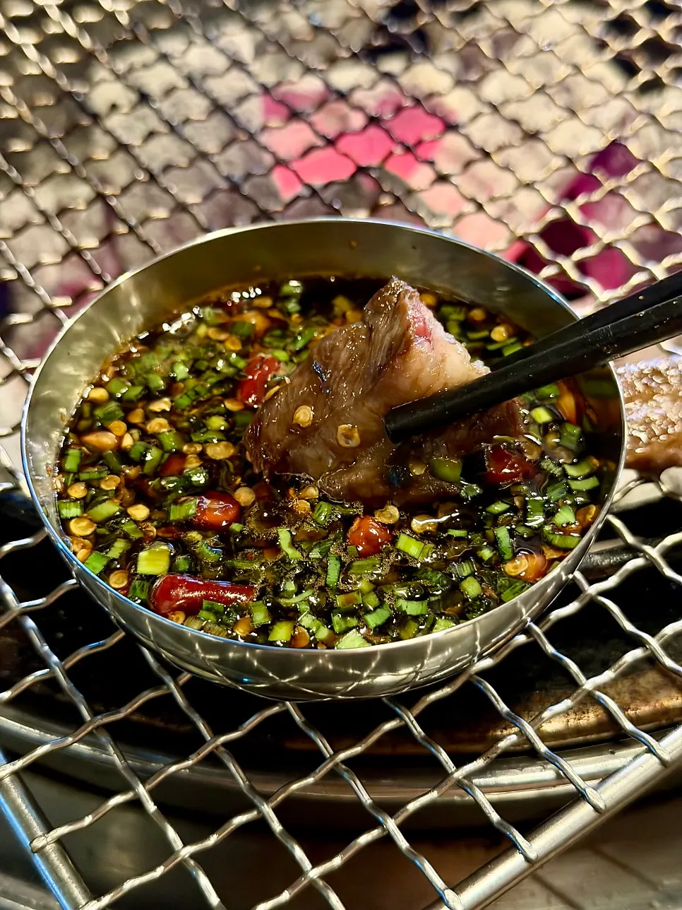 돌격한우 수제소스에 찍은 한우 갈비살